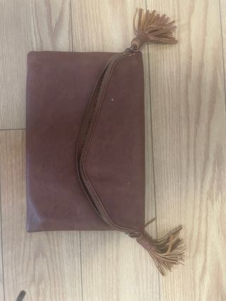 Bolso de mano marrón con flecos