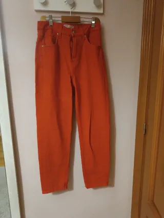 Pantalón vaquero rojo mujer