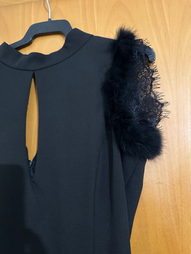 Vestido negro con detalles de pelo y encaje
