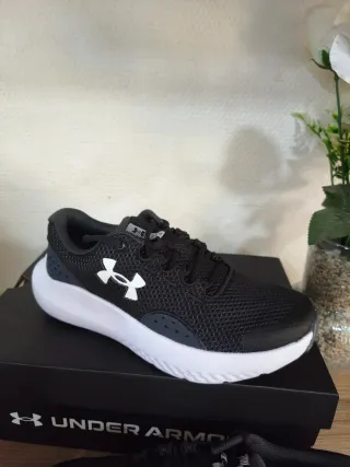 Zapatillas Under Armour Negras y Blancas