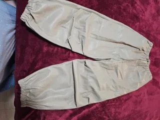 Pantalón beige efecto piel talla 8 de niña