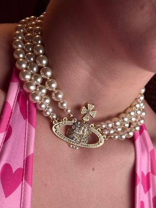 Collar dorado con triple fila de perlas