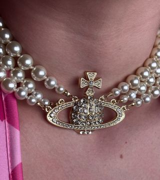 Collar dorado con triple fila de perlas