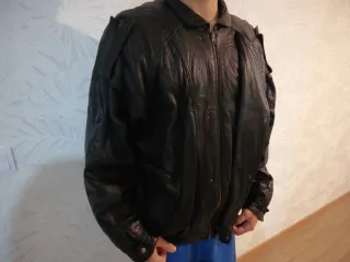 Cazadora de cuero negra con solapa