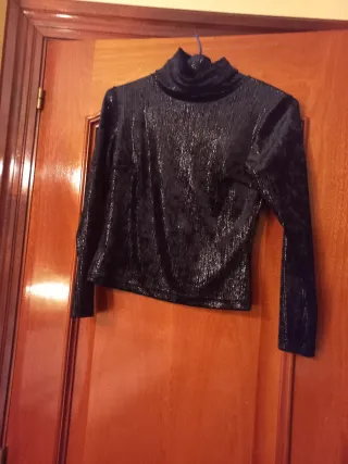Jersey Negro Cuello Alto Brillo Talla S