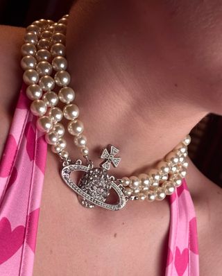 Collar plateado con triple fila de perlas