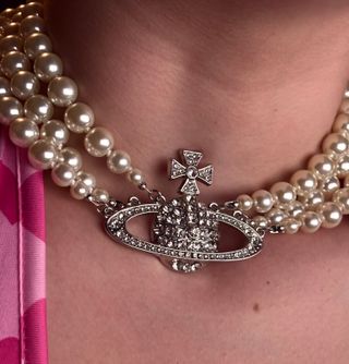 Collar plateado con triple fila de perlas