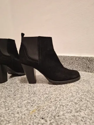 Botines negros tacón ancho.