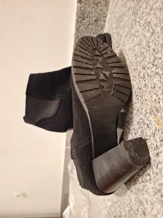 Botines negros tacón ancho.