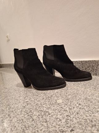 Botines negros tacón ancho.