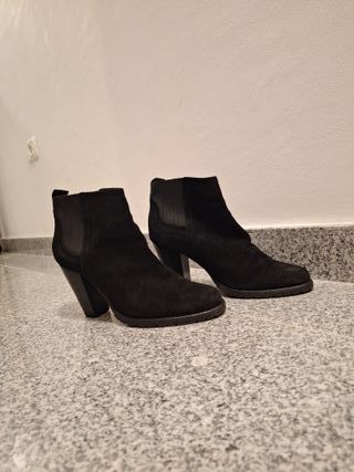 Botines negros tacón ancho.