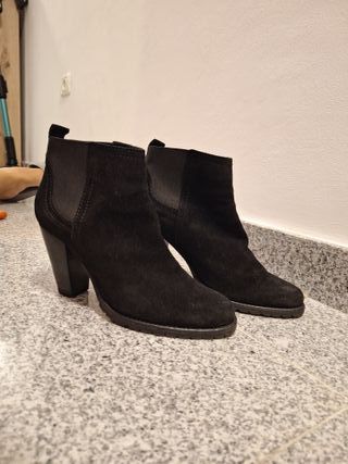 Botines negros tacón ancho.