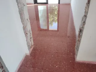Suelo pulido terrazo rojo