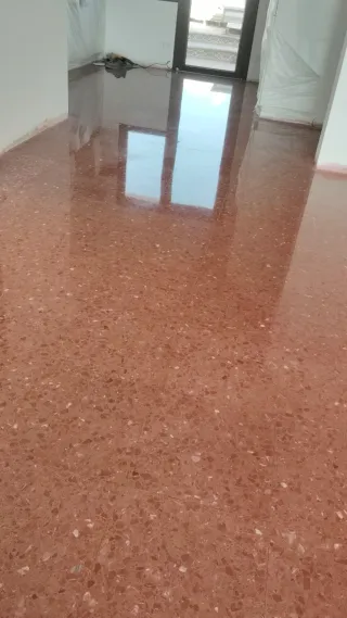 Suelo pulido terrazo rojo