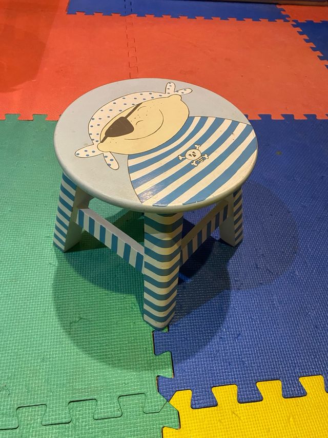 Taburete infantil blanco u azul con motivo Pirata.