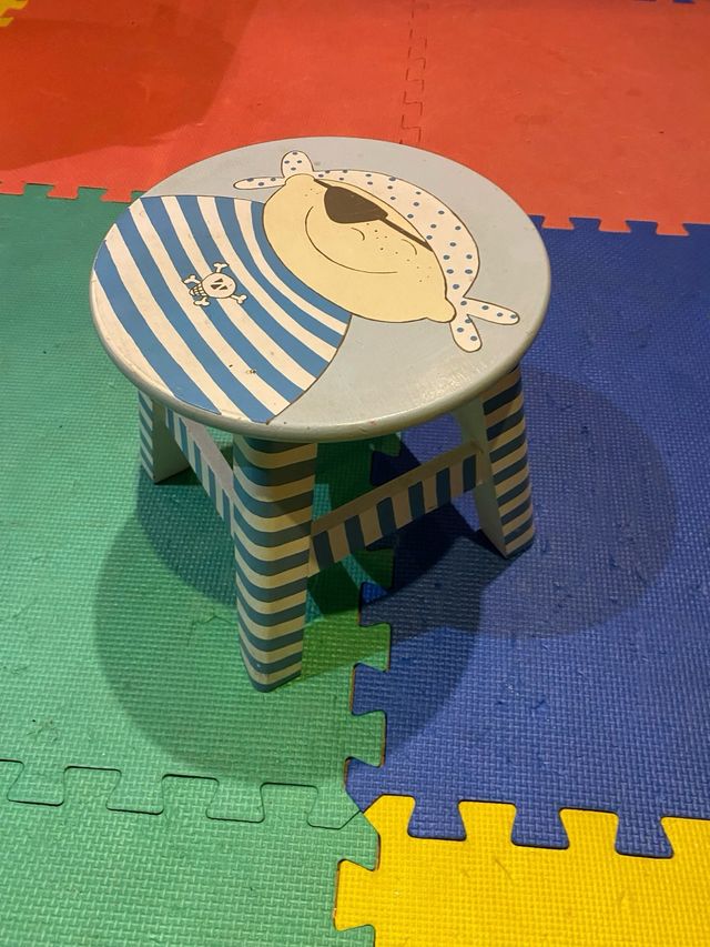 Taburete infantil blanco u azul con motivo Pirata.