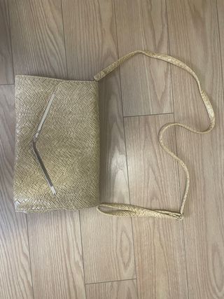 Bolso de mano tejido con cadena