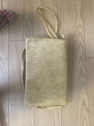 Bolso de mano tejido con cadena