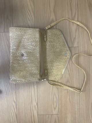 Bolso de mano tejido con cadena