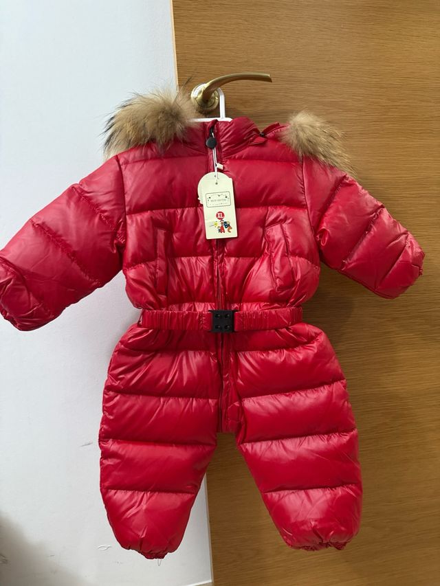 Mono de bebé rojo con capucha y pelo