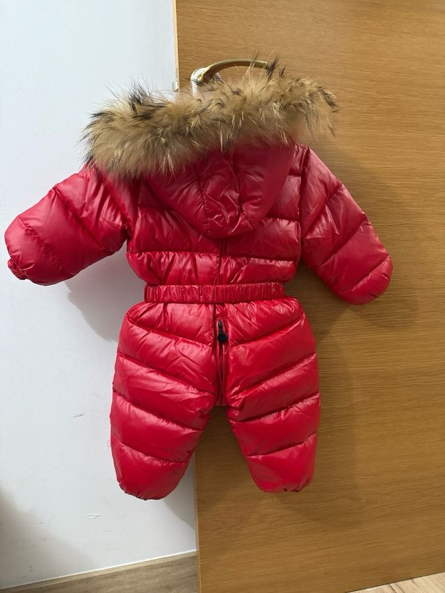 Mono de bebé rojo con capucha y pelo