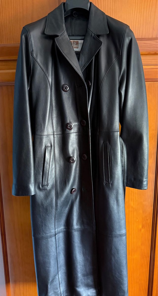 Abrigo largo de cuero negro