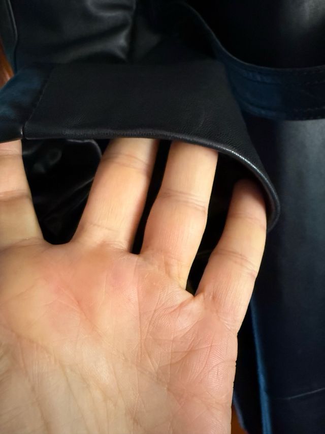 Abrigo largo de cuero negro