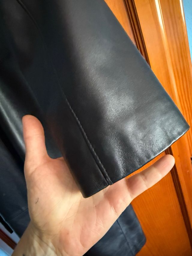 Abrigo largo de cuero negro