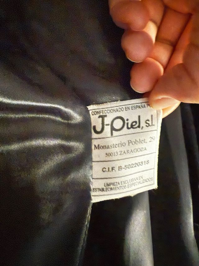 Abrigo largo de cuero negro