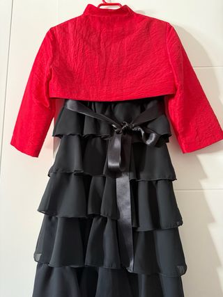 Vestido negro volantes y torera roja.