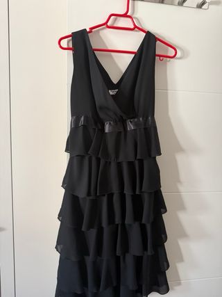 Vestido negro volantes y torera roja.