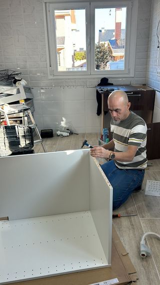 CARPINTERO Y MONTADOR DE MUEBLES, MANITAS
