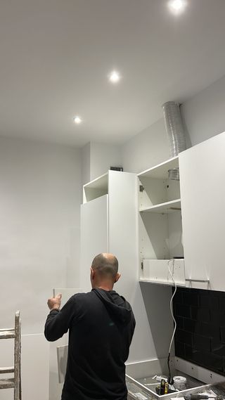 CARPINTERO Y MONTADOR DE MUEBLES, MANITAS
