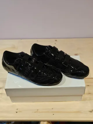 Zapatillas deportivas negras charol
