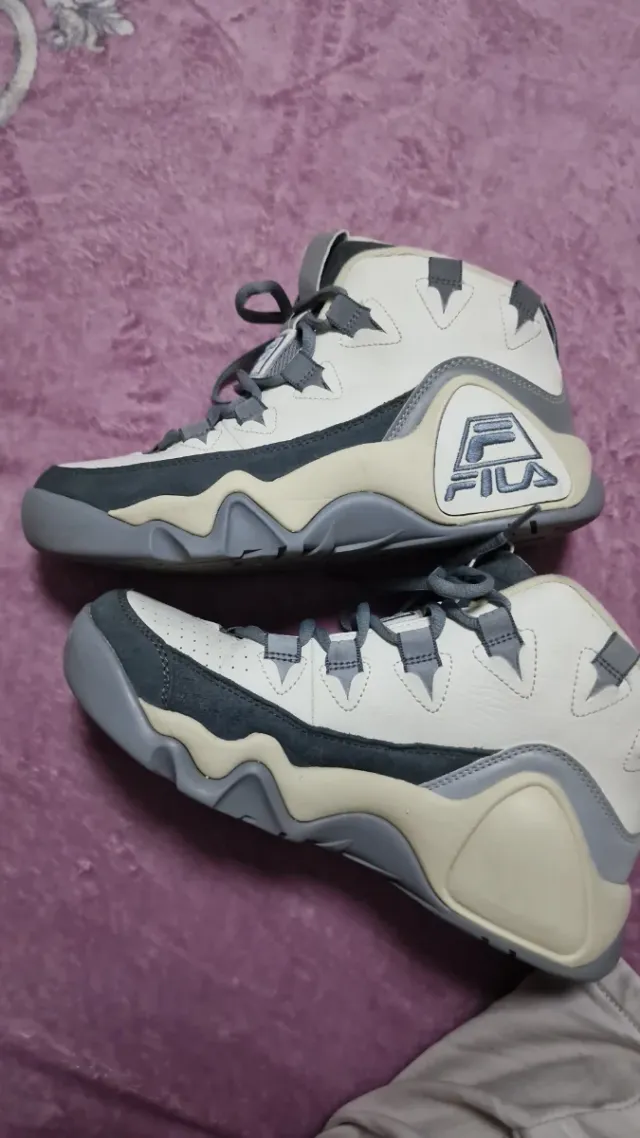 Zapatillas Fila Blancas y Grises