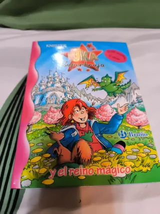 Kika Superbruja y el reino mágico (Spanish Edit...