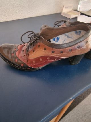 Zapatos de tacón marrones y rojos