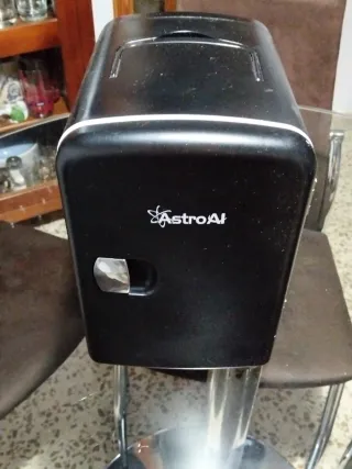 Nevera portátil AstroAI 6 latas