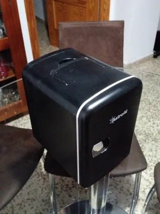 Nevera portátil AstroAI 6 latas