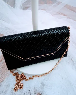 Bolso fiesta clutch cadena negro dorado