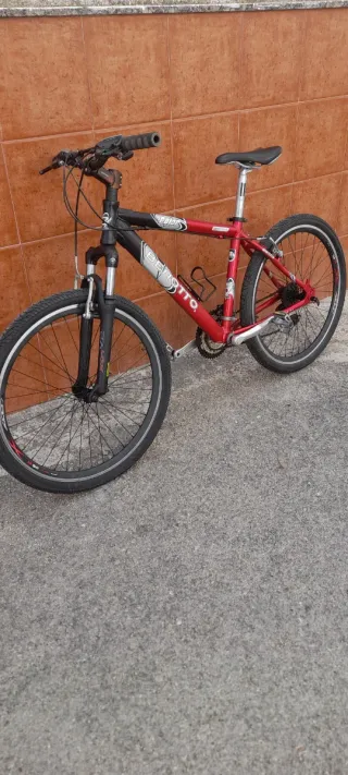 Bicicleta de Montaña Roja y Negra