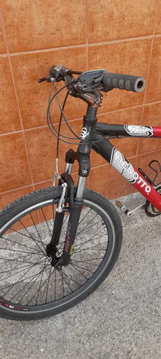 Bicicleta de Montaña Roja y Negra