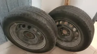 Ruedas de acero con tapacubos y tornillos Fiat 500