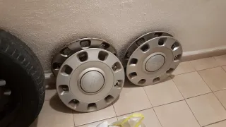 Ruedas de acero con tapacubos y tornillos Fiat 500