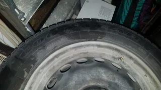 Ruedas de acero con tapacubos y tornillos Fiat 500