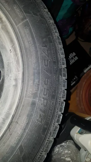 Ruedas de acero con tapacubos y tornillos Fiat 500