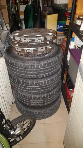 Ruedas de acero con tapacubos y tornillos Fiat 500