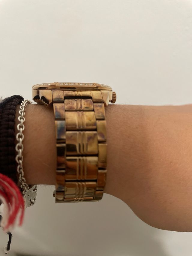 Reloj Lotus con piedras doradas y plateadas