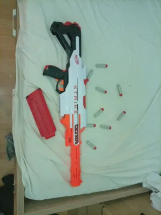 Pistola Nerf Strike con dardos y cargador
