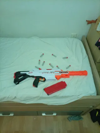 Pistola Nerf Strike con dardos y cargador